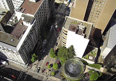 Blick aus dem Lookout auf die Glaskuppel gegen�ber
